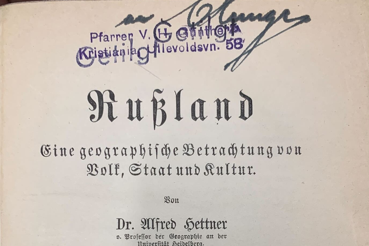 Titelblatt des Buchs „Rußland“ von Alfred Hettner aus dem Jahr 1916, auf dem sich unterschiedliche Stempel und Autogramme finden. Signatur XC 0469 im Bestand der UB Mannheim.