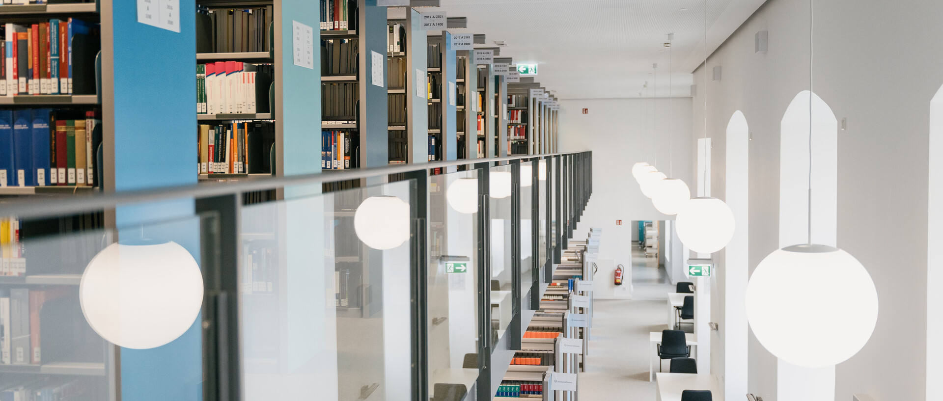 Galerie mit Bücherregalen im Ausleihzentrum Schloss Westflügel.