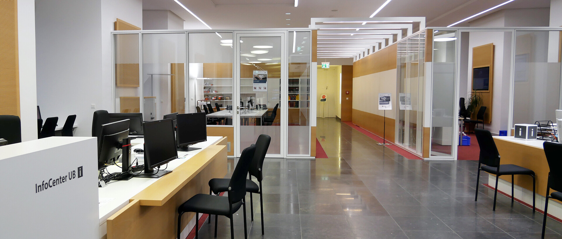 Das InfoCenter der Universitätsbibliothek mit Sonderleseplatz.