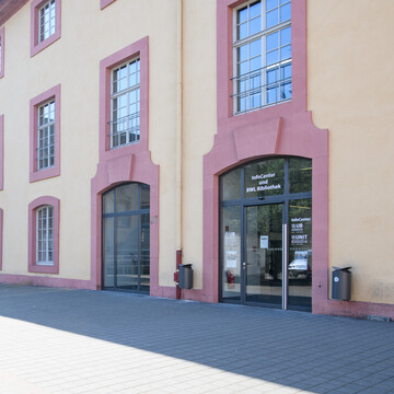 Schneckenhof mit Eingang des InfoCenter der Universitätsbibliothek